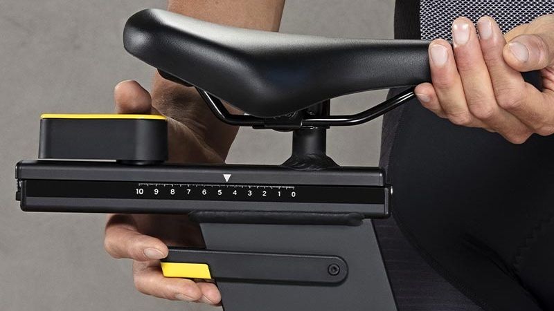 Вертикальный велотренажер TechnoGym Ride